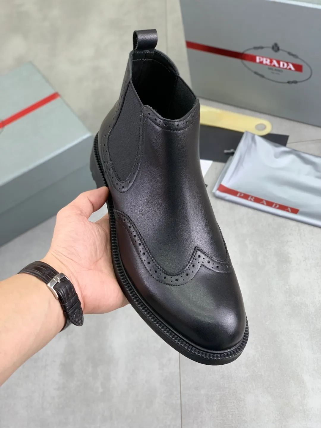 Men's men's shoes 💰P620 New PRADA Prada's new casual leather shoes Original purchase, development and production Prada's men's classic high-top Chelsea boots series, technical breathable fabrics with cowhide, casual sports shoes, casual sports dad shoes, combined with high-tech breathable materials and cowhide, P's exclusive button decoration on the side. The outsole is full of P italic design and bright colors to show vitality and continue the brand's design inspiration. Stroll around the city lightly and feel free and comfortable. Delivered in exquisite packaging 🛍📦 ▪️Material: original customized calfskin with breathable material ▪️Inner: cowhide lining ➕cowhide feet ▪️Outsole: open-molded TPU rubber material ▪️Sole thickness: 3.5CM ▪️Size: Men's 38-44 3️⃣Colors available
